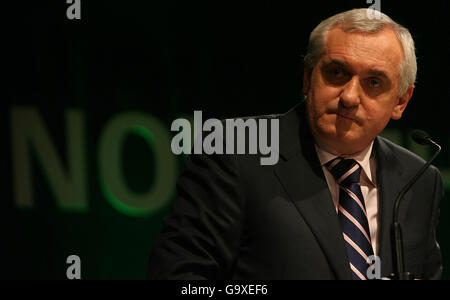 Taoiseach e Fianna falliscono il leader Bertie Ahern durante il lancio del manifesto elettorale Fianna Fail nella Mansion House di Dublino. Foto Stock