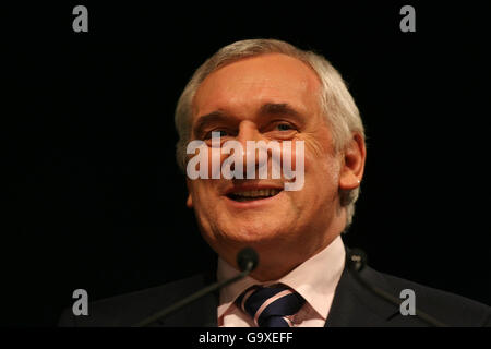 Taoiseach e Fianna falliscono il leader Bertie Ahern durante il lancio del manifesto elettorale Fianna Fail nella Mansion House di Dublino. Foto Stock