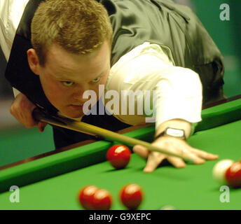 Shaun Murphy in Inghilterra al tavolo durante la partita semifinale ai Campionati Mondiali di Snooker al Crucible Theatre di Sheffield. Foto Stock