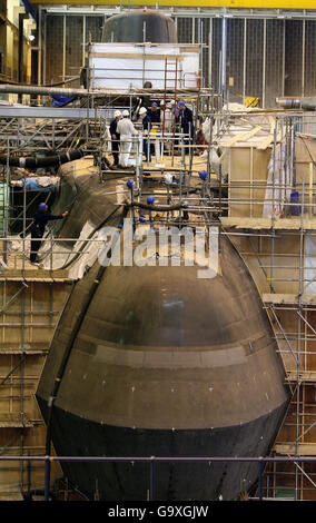 I lavori di costruzione proseguono sul nuovo super sub della Royal Navy, astuto nel cantiere navale BAE a Barrow-in-Furness, Cumbria. Foto Stock