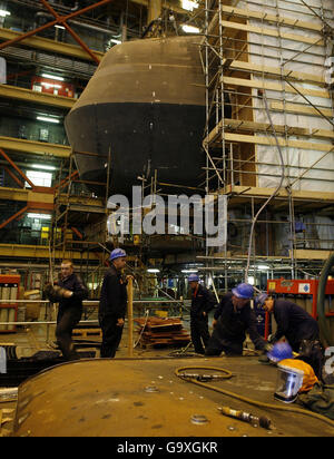 I lavori di costruzione proseguono sul nuovo super sub della Royal Navy, astuto nel cantiere navale BAE a Barrow-in-Furness, Cumbria. Foto Stock