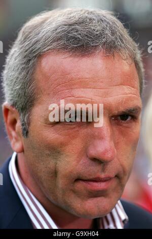 Calcio - Bundesliga tedesca - Bayer Leverkusen v Arminia Bielefeld - BayArena. Arminia Bielefeld allenatore capo Ernst Middendorp. Foto Stock