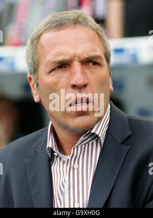 Calcio - Bundesliga tedesca - Bayer Leverkusen / Arminia Bielefeld - BayArena. Arminia Bielefeld, allenatore Ernst Middendorp Foto Stock