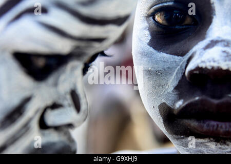 Karo ragazzi con pelle decorativo dipinto, close up ritratto, Karo tribù, Omo, Etiopia, Novembre 2014 Foto Stock