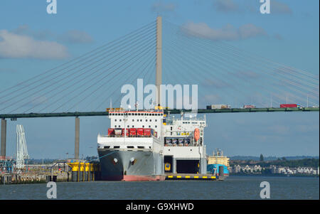 Navi cargo ormeggiato sul Tamigi sotto il M25 Dartford Crossing Queen Elizabeth II bridge Foto Stock