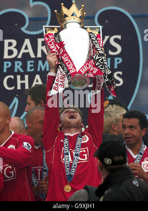 Wayne Rooney di Manchester United festeggia con il trofeo dopo la partita fa Barclays Premiership a Old Trafford, Manchester. Foto Stock