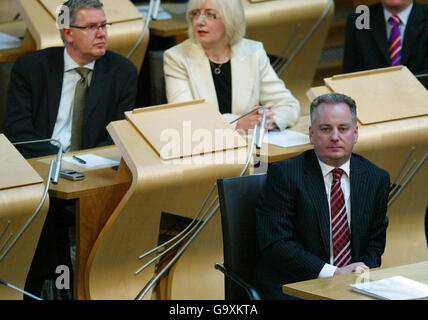 Il leader laburista scozzese Jack McConnell guarda come il leader del Partito Nazionale Scozzese Alex Salmond (inosservato) è votato primo ministro nel Parlamento Scozzese di Edimburgo. Foto Stock