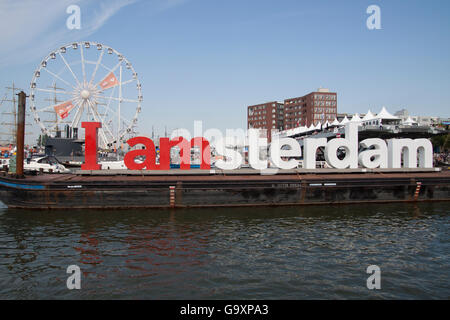 AMSTERDAM, PAESI BASSI, 20 agosto 2015 Big Red e lettere bianche di Amsterdam su una barca durante la grande manifestazione nautica vela Foto Stock