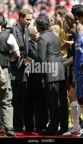 Il principe William, presidente della Football Association, a sinistra, scuote le mani con il manager del Chelsea Jose Mourinho mentre viene presentato ai giocatori di Manchester United e Chelsea e ufficiale della partita prima dell'inizio della finale della fa Cup allo stadio di Wembley, Londra. Foto Stock