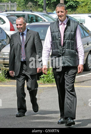 Il leader di Quantock Staghounds Richard Down (a sinistra), e lo squartatore Adrian Pillivant, arrivano alla corte di Taunton Magistrates dove sono accusati di caccia congiunta di cervi selvatici con cani durante un incontro a Longstone Hill, Somerset, nel febbraio dello scorso anno. Foto Stock