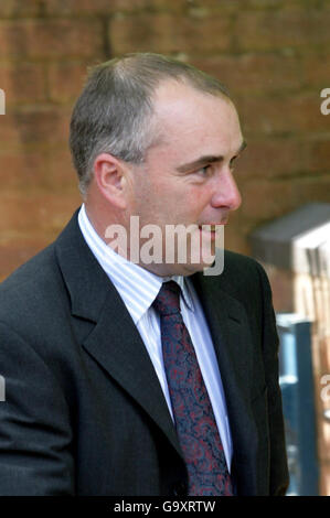 Il leader di Quantock Staghounds Richard Down lascia la corte di Taunton Magistrates, dove viene accusato di cacciare cervi selvatici con cani durante un incontro a Longstone Hill, Somerset, nel febbraio dello scorso anno. Foto Stock