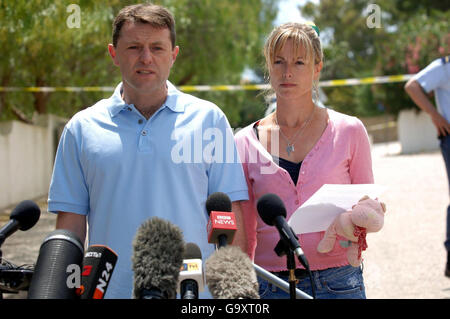 Gerry McCann, padre della ragazza mancante Madeleine McCann parla alla stampa con sua moglie Kate in Portogallo. Foto Stock