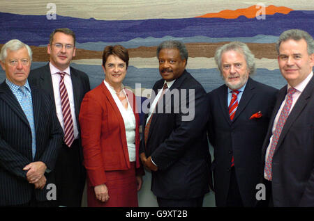 Da sinistra a destra, Peter Viggers (deputato conservatore per Gosport), Mark Hoban (deputato conservatore per Fareham), Sarah McCarthy-Fry (deputato laburista per Portsmouth North), James Braithwaite CBE (presidente di SEEDA), Mike Hancock (deputato liberaldemocratico per Portsmouth South) e Julian Lewis (MP conservatore per New Forest East House), a Portsmouth, Portlis, a Westminster. Centro di Londra. Foto Stock