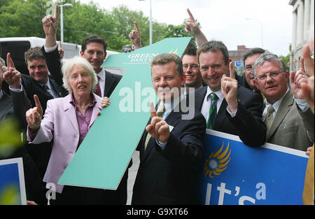 Il leader del Partito Verde Trevor Sargent (al centro) con i candidati del Partito Verde che si appellano ai voti di prima preferenza il penultimo giorno di vendicarsi prima delle elezioni generali di giovedì. Foto Stock