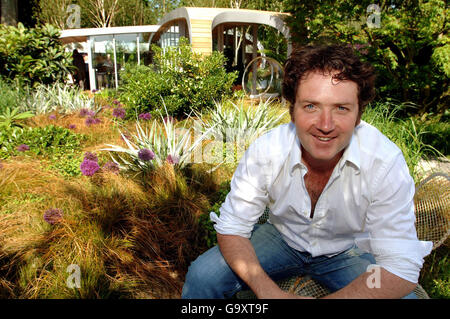 Il presentatore televisivo e giardiniere Diarmuid Gavin si rilassa nel suo giardino vincitore della medaglia d'argento al Chelsea Flower Show, nei terreni del Royal Chelsea Hospital, a ovest di Londra. Foto Stock