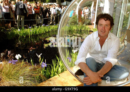 Il presentatore televisivo e giardiniere Diarmuid Gavin si rilassa nel suo giardino vincitore della medaglia d'argento al Chelsea Flower Show, nei terreni del Royal Chelsea Hospital, a ovest di Londra. Foto Stock