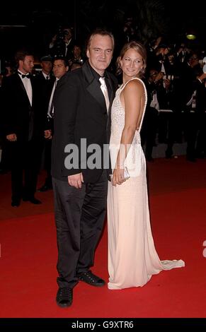 Zoe Bell e Quentin Tarantino (a sinistra) arrivano per la proiezione di 'Death Proof' durante il 60° Festival annuale del Cinema di Cannes a Cannes, Francia. Data immagine: Martedì 22 maggio 2007. Il credito fotografico dovrebbe essere: Anthony Harvey/PA Wire Foto Stock