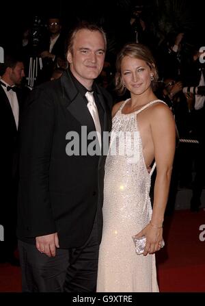 Zoe Bell e Quentin Tarantino (a sinistra) arrivano per la proiezione di 'Death Proof' durante il 60° Festival annuale del Cinema di Cannes a Cannes, Francia. Data immagine: Martedì 22 maggio 2007. Il credito fotografico dovrebbe essere: Anthony Harvey/PA Wire Foto Stock