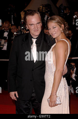 Zoe Bell e Quentin Tarantino (a sinistra) arrivano per la proiezione di 'Death Proof' durante il 60 ° Festival annuale del film di Cannes a Cannes, Francia. Foto Stock