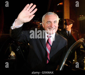 Taoiseach Bertie Ahern ondeggia fuori dagli studi di RTE a Dublino dopo aver contato nelle elezioni generali ha indicato che sarebbe tornato al potere. Foto Stock