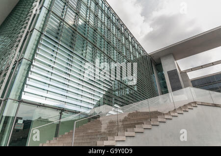 Scalinata di Marie-Elisabeth-Lueders-Haus nel distretto governativo di Berlino, Germania. Foto Stock