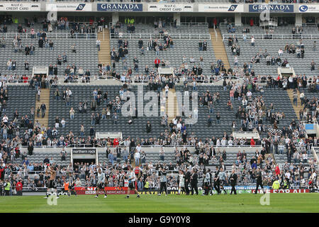 Calcio - fa Barclays Premiership - Newcastle United v Blackburn Rovers - St James' Park. I tifosi di Newcastle lasciano lo stadio prima del giro d'onore delle loro squadre durante la partita fa Barclays Premiership al St James' Park, Newcastle. Foto Stock