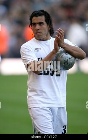 Calcio - fa Barclays Premiership - West Ham United contro Bolton Wanderers - Upton Park. Carlos Tevez di West Ham United applaude i fan durante un giro di campo dopo il gioco. Foto Stock