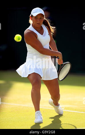 Tara Moore in azione contro Svetlana Kuznetsova il giorno cinque dei campionati di Wimbledon al All England Lawn Tennis e Croquet Club, Wimbledon. Foto Stock