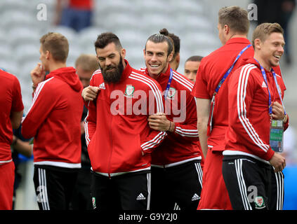 Il Galles Gareth Bale (centro, a destra) con il Galles Joe Ledley (al centro e a sinistra) durante il warm-up prima di UEFA Euro 2016, quarto di partita finale allo Stade Pierre Mauroy, Lille. Foto Stock