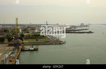 Una vista generale delle navi da crociera lungo il lato nei moli orientali a Southampton, Hampshire. Foto Stock