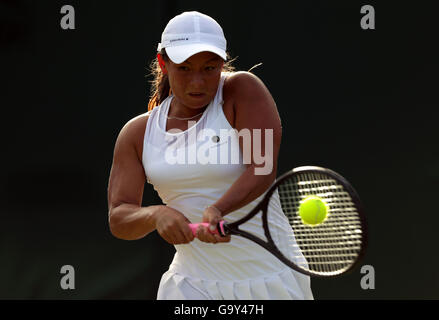 Tara Moore in azione contro Svetlana Kuznetsova il giorno cinque dei campionati di Wimbledon al All England Lawn Tennis e Croquet Club, Wimbledon. Foto Stock