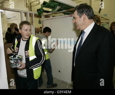 Il primo ministro in attesa Gordon Brown visita il campus di Deptford del Lewisham College nel sud-est di Londra, martedì 15 maggio 2007. Foto Stock