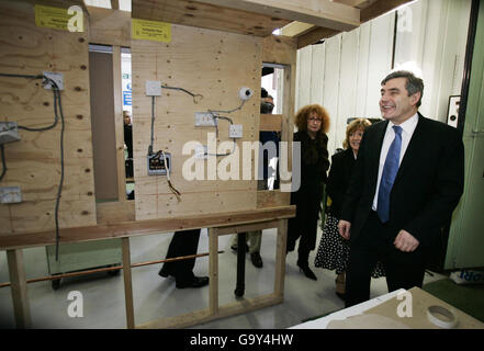 Il primo ministro in attesa Gordon Brown visita il campus di Deptford del Lewisham College nel sud-est di Londra, martedì 15 maggio 2007. Foto Stock