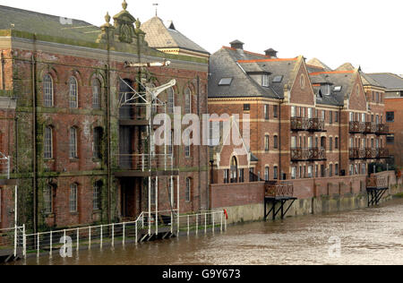 Il magazzino di derelict si trova accanto a nuovi appartamenti sul fiume Ouse di York. Foto Stock