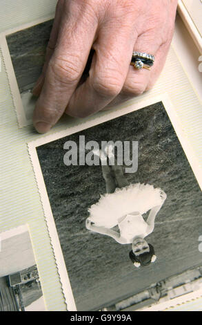 Mano che poggia su photo album, foto di giovane ballerina, memorie Foto Stock