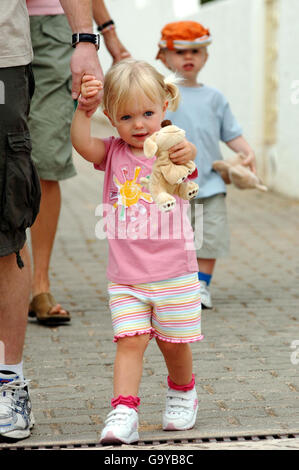 Amelie McCann tiene la mano di suo padre Gerry mentre è portata alla creche a Praia da Luz, Portogallo. Foto Stock