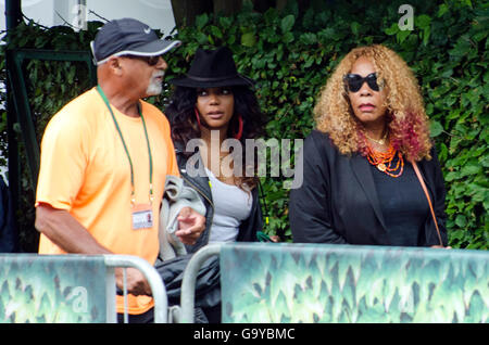 Londra, UK, 1 luglio 2016, Oracene Prezzo, madre di Venus e Serena Williams con la famiglia arriva. Gli arrivi venerdì giorno cinque del Wimbledon Lawn Tennis Championship 2016. Credito: JOHNNY ARMSTEAD/Alamy Live News Foto Stock