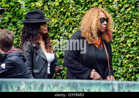 Londra, UK, 1 luglio 2016, Oracene Prezzo, madre di Venus e Serena Williams con la famiglia arriva. Gli arrivi venerdì giorno cinque del Wimbledon Lawn Tennis Championship 2016. Credito: JOHNNY ARMSTEAD/Alamy Live News Foto Stock