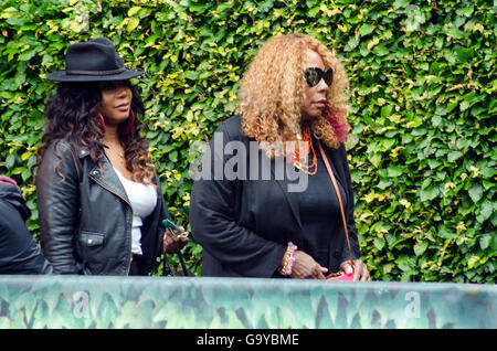 Londra, UK, 1 luglio 2016, Oracene Prezzo, madre di Venus e Serena Williams con la famiglia arriva. Gli arrivi venerdì giorno cinque del Wimbledon Lawn Tennis Championship 2016. Credito: JOHNNY ARMSTEAD/Alamy Live News Foto Stock