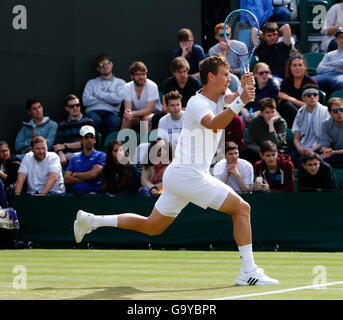 Londra, Regno Unito. 1 Luglio, 2016. All England Lawn Tennis e Croquet Club di Londra, Inghilterra. Il torneo di Wimbledon Tennis Championships giorno cinque. Numero 10 sementi, Tomas BERDYCH (CZE) colpi di rovescio durante il suo singles match contro Benjamin Becker (GER). Credit: Azione Plus immagini di sport/Alamy Live News Foto Stock