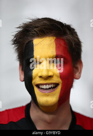 Lille, Francia. 1 Luglio, 2016. Una ventola del Belgio pone prima dell'Euro 2016 quarterfinal match tra Belgio e Galles di Lille in Francia, 1 luglio 2016. Credito: Zhang ventola/Xinhua/Alamy Live News Foto Stock