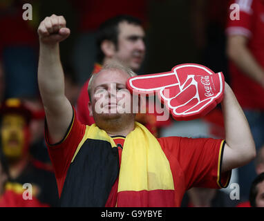 Lille, Francia. 1 Luglio, 2016. Una ventola del Belgio cheers prima dell'Euro 2016 quarterfinal match tra Belgio e Galles di Lille in Francia, 1 luglio 2016. Credito: Zhang ventola/Xinhua/Alamy Live News Foto Stock