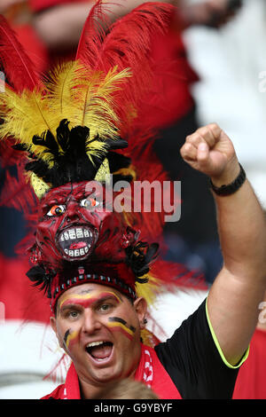 Lille, Francia. 1 Luglio, 2016. Una ventola del Belgio cheers prima dell'Euro 2016 quarterfinal match tra Belgio e Galles di Lille in Francia, 1 luglio 2016. Credito: Zhang ventola/Xinhua/Alamy Live News Foto Stock