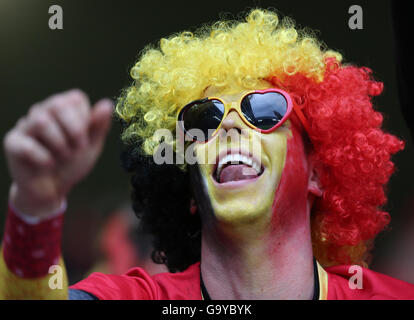 Lille, Francia. 1 Luglio, 2016. Una ventola del Belgio cheers prima dell'Euro 2016 quarterfinal match tra Belgio e Galles di Lille in Francia, 1 luglio 2016. Credito: Zhang ventola/Xinhua/Alamy Live News Foto Stock