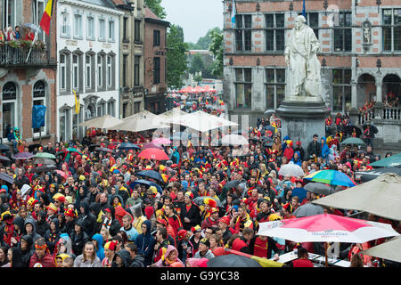 Halle, Belgio. 1 Luglio, 2016. I sostenitori del Red Devils guarda su un grande schermo una partita in luglio 1, 2016 a Halle, Belgio Credito: Skyfish/Alamy Live News Foto Stock