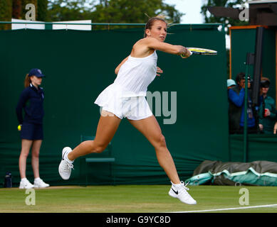 Londra, Regno Unito. 1 Luglio, 2016. Il torneo di Wimbledon Tennis Championships giorno cinque. Annika Beck (GER) serve durante il suo singles match contro Aliaksanda Sasnovich (BLR). Credit: Azione Plus immagini di sport/Alamy Live News Foto Stock