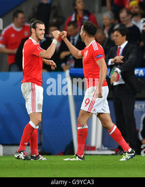 Lille, Francia. 1 Luglio, 2016. Hal Robson-Kanu (R) del Galles celebra dopo incisione con il suo compagno di squadra Gareth balla durante l'Euro 2016 quarterfinal match tra Belgio e Galles di Lille in Francia, 1 luglio 2016. Credito: Tao Xiyi/Xinhua/Alamy Live News Foto Stock