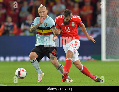 Lille Métropole, Francia. 01 Luglio, 2016. Joe Ledley (R) del Galles e Radja Nainggolan del Belgio sfida per la sfera durante UEFA EURO 2016 quarto di finale di partita di calcio tra Galles ed il Belgio a Stade Pierre Mauroy a Lille Métropole, Francia, 01 luglio 2016. Foto: Peter Kneffel/dpa/Alamy Live News Foto Stock