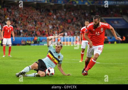 Lille, Francia. 01 Luglio, 2016. Campionati Europei di calcio. Quarti di finale, il Galles contro il Belgio. Thomas Meunier (bel) tenta di bloccare Joe Ledley (WAL) Credito: Azione Sport Plus/Alamy Live News Foto Stock