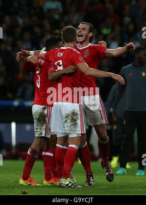 Lille, Francia. 1 Luglio, 2016. Gareth Bale (R) del Galles celebra la vittoria con la sua squadra dopo l'Euro 2016 quarterfinal match tra Belgio e Galles di Lille in Francia, 1 luglio 2016. Il Galles vinse 3-1. Credito: Zhang ventola/Xinhua/Alamy Live News Foto Stock